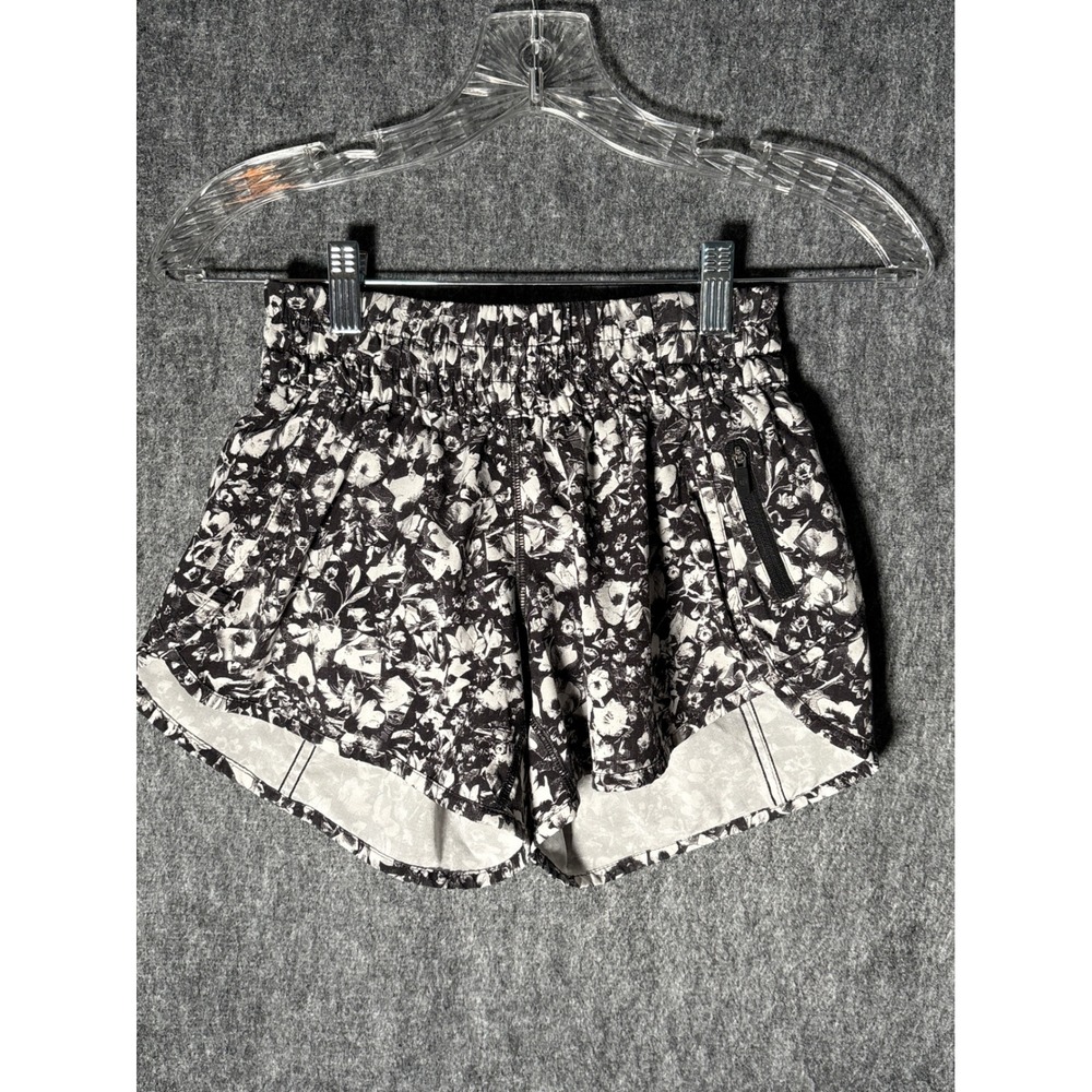 Lululemon Tracker Short V 4" Black White Floral Running Shorts Size 4 LW7AHVS